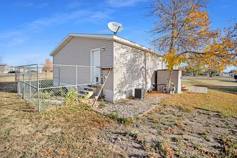 3534 20th Ave W, Williston, ND 58801 photo 3