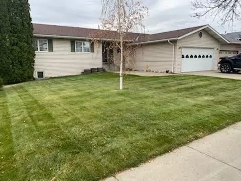 1602 6th Ave W, Williston, ND 58801 photo 1