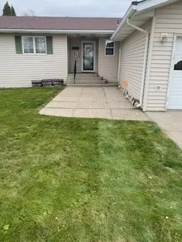 1602 6th Ave W, Williston, ND 58801 photo 2
