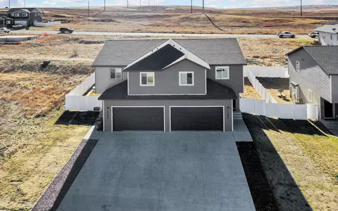13686 Kristina St, Williston, ND 58801 photo 2