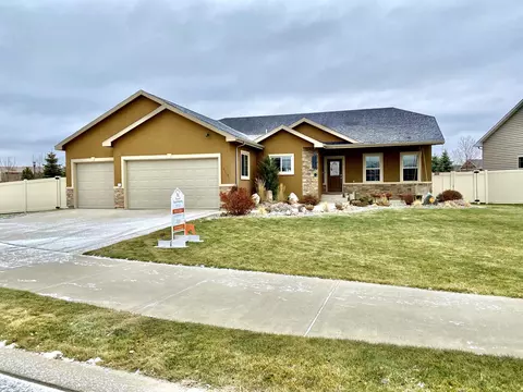 1521 Creekside Dr, Williston, ND 58801 photo 1
