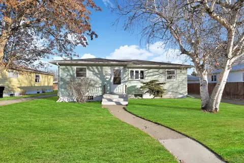 1712 1st Ave W, Williston, ND 58801 photo 1