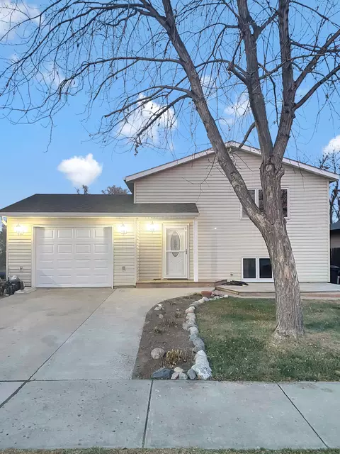 1006 10th Ave W, Williston, ND 58801 photo 1