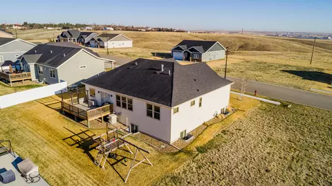 710 70th St E, Williston, ND 58801 photo 2