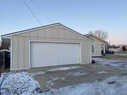 409 17th Ave W, Williston, ND 58801 photo 2