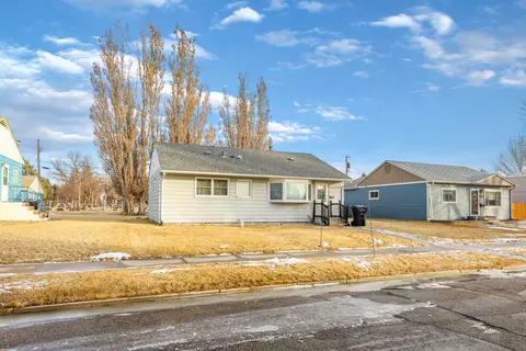820 13th Ave W, Williston, ND 58801 photo 2