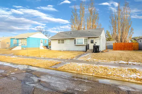 820 13th Ave W, Williston, ND 58801 photo 4