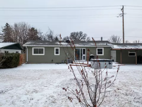 916 18th St W, Williston, ND 58801 photo 2