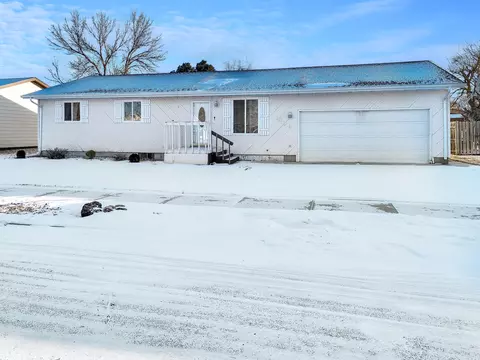 1309 24th St W, Williston, ND 58801 photo 2