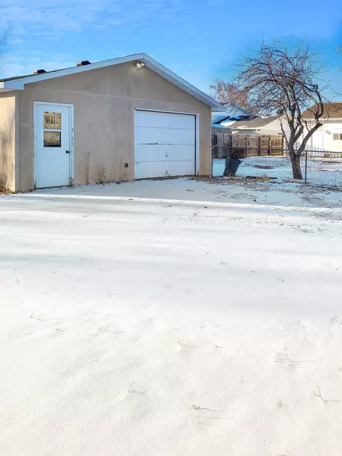 1309 24th St W, Williston, ND 58801 photo 4