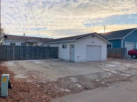 704 18th St W, Williston, ND 58801 photo 2