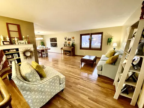 309 22nd St E, Williston, ND 58801 photo 2