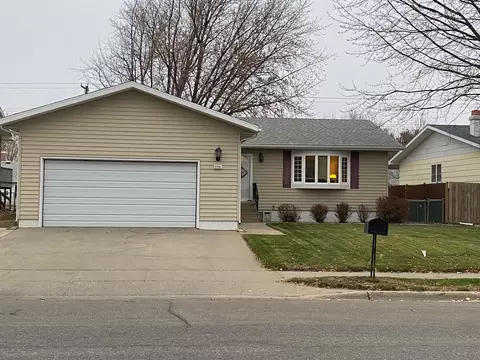 2216 University Ave, Williston, ND 58801 photo 1