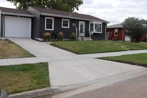 424 15th Ave W, Williston, ND 58801 photo 2