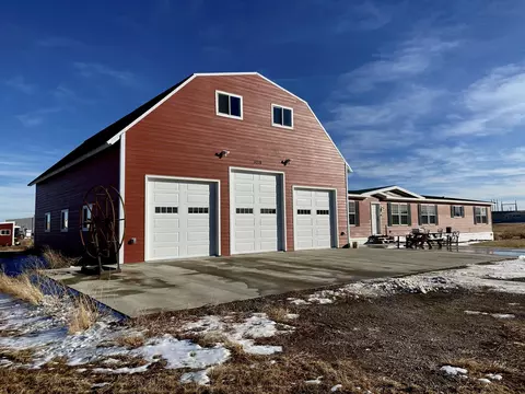 5716 Freedom Ln, Williston, ND 58801 photo 2