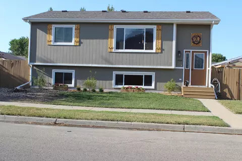 1706 27th St W, Williston, ND 58801 photo 2