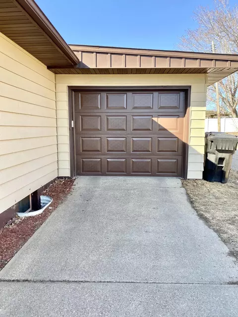 811 University, Williston, ND 58801 photo 13