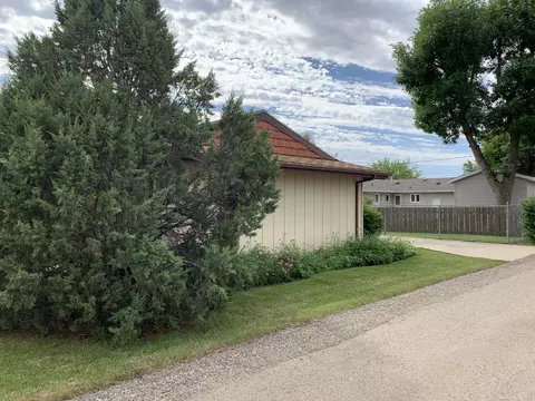 901 18th St W, Williston, ND 58801 photo 2