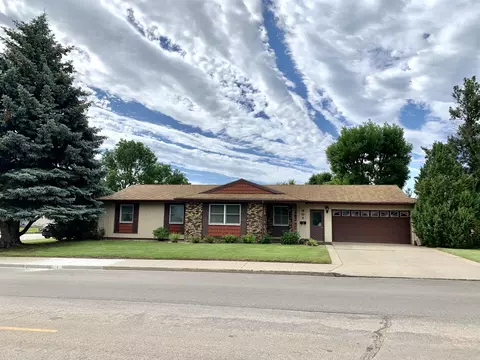 901 18th St W, Williston, ND 58801 photo 1
