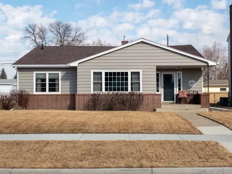 916 2nd Ave E, Williston, ND 58801 photo 1