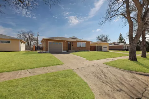 818 15th Ave W, Williston, ND 58801 photo 4