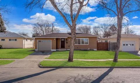 818 15th Ave W, Williston, ND 58801 photo 2