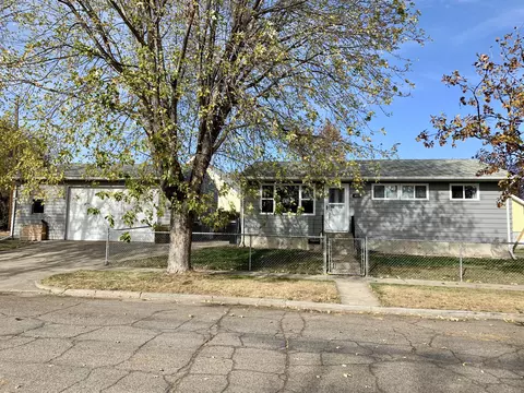 402 10th St W, Williston, ND 58801 photo 1