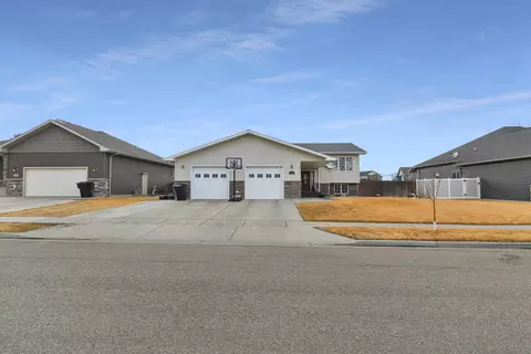 1527 20th Ave W, Williston, ND 58801 photo 2