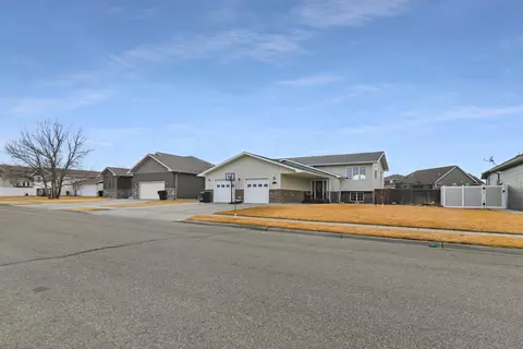 1527 20th Ave W, Williston, ND 58801 photo 1