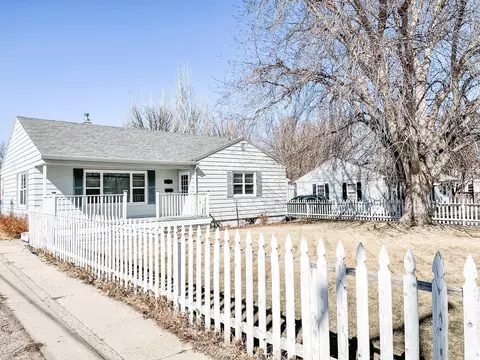 417 9th St E, Williston, ND 58801 photo 3
