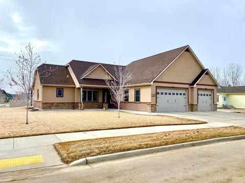 2121 Bison Dr, Williston, ND 58801 photo 1