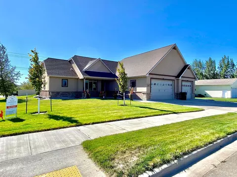 2121 Bison Dr, Williston, ND 58801 photo 2