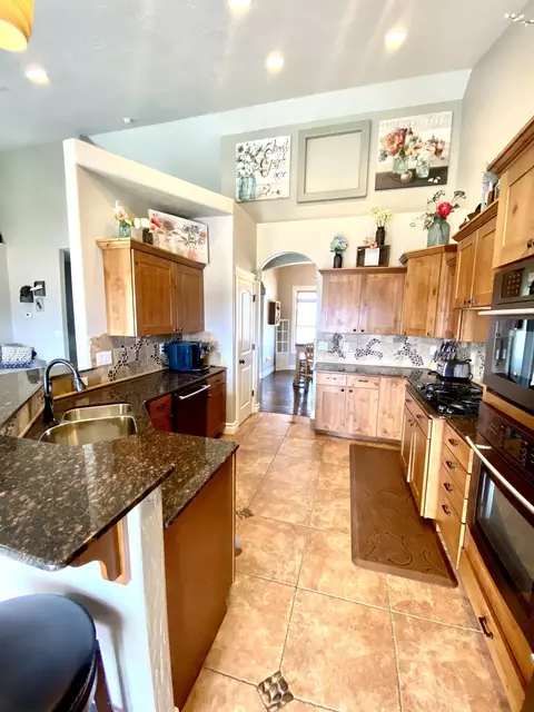 2121 Bison Dr, Williston, ND 58801 photo 10
