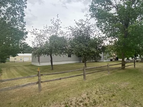 4116 3rd Ave E, Williston, ND 58801 photo 2