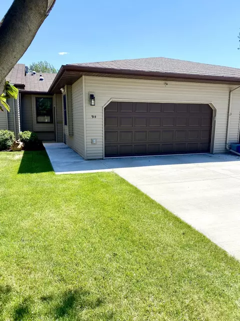 914 22nd St E, Williston, ND 58801 photo 1