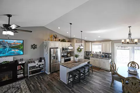 13696 Hawthorn Loop NW, Williston, ND 58801 photo 9