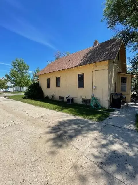 705 4th Ave E, Williston, ND 58801 photo 2