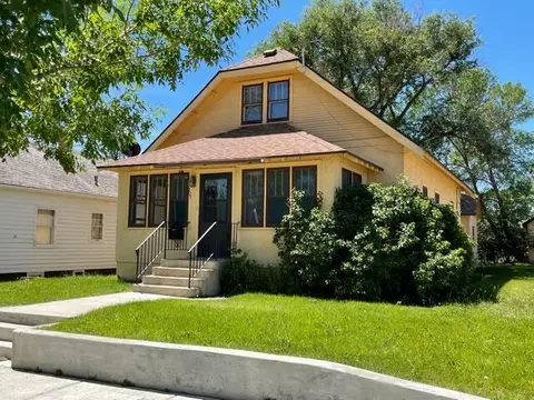705 4th Ave E, Williston, ND 58801 photo 1