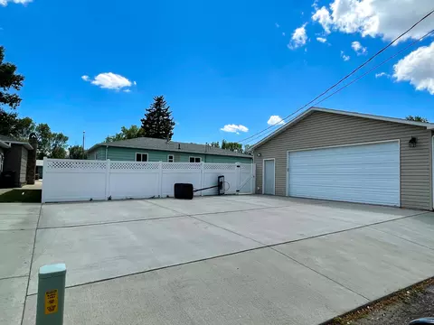 712 17th St W, Williston, ND 58801 photo 2
