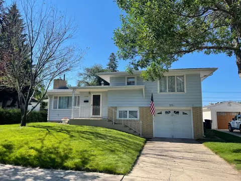 304 14th St E, Williston, ND 58801 photo 1