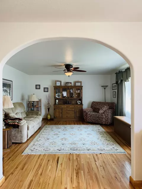 1305 E Hillcourt E, Williston, ND 58801 photo 5