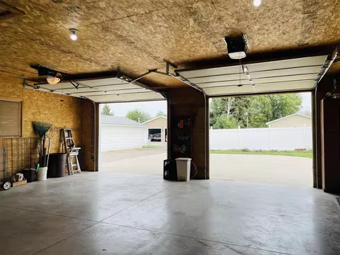 1305 E Hillcourt E, Williston, ND 58801 photo 27