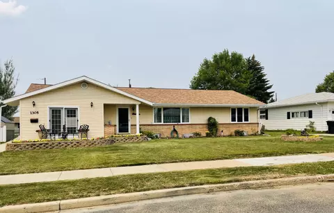 1305 E Hillcourt E, Williston, ND 58801 photo 1