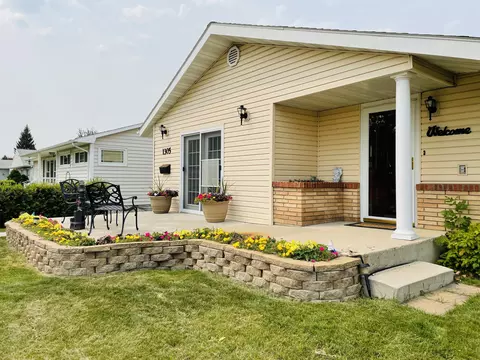 1305 E Hillcourt E, Williston, ND 58801 photo 3