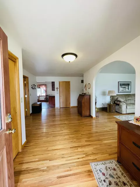 1305 E Hillcourt E, Williston, ND 58801 photo 4