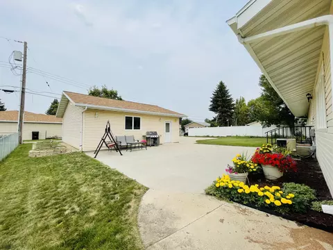 1305 E Hillcourt E, Williston, ND 58801 photo 22