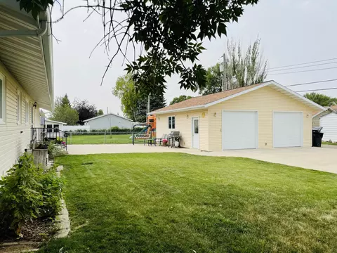 1305 E Hillcourt E, Williston, ND 58801 photo 23