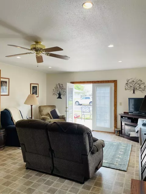 1305 E Hillcourt E, Williston, ND 58801 photo 7