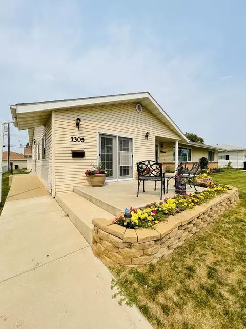 1305 E Hillcourt E, Williston, ND 58801 photo 2