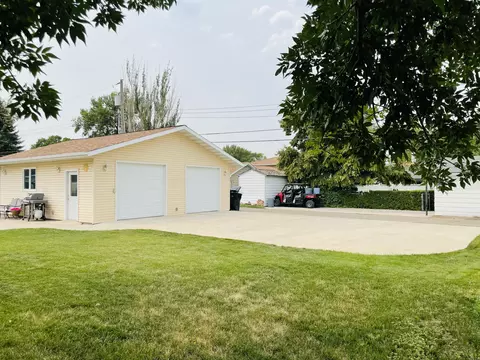 1305 E Hillcourt E, Williston, ND 58801 photo 24